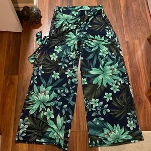 Women’s lightweight flared pants size L